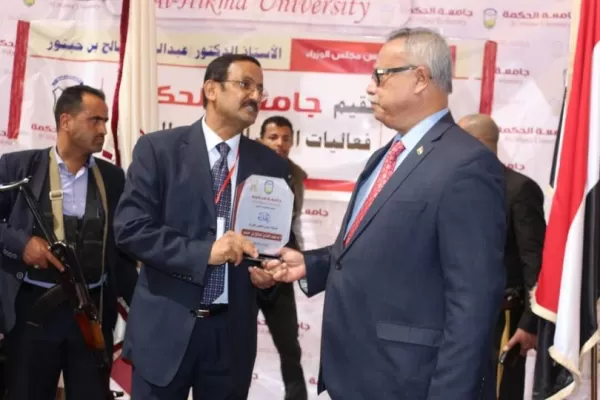 رئيس مجلس الأمناء يكرم رئيس مجلس الوزراء بدرع الجامعة رئيس مجلس الأمناء يكرم رئيس مجلس الوزراء بدرع الجامعة