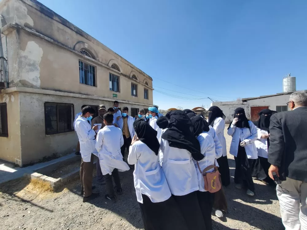 مساعدو الأطباء بمعهد الجامعة للعلوم الطبية – فرع ذمار يزورون مصانع الخريف ومزرعة رصابة