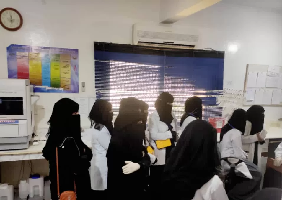 طلاب قسم المختبرات بمعهد الجامعة للعلوم الطبية - فرع ذمار  يزورون المركز الوطني لمختبرات الصحة العامة