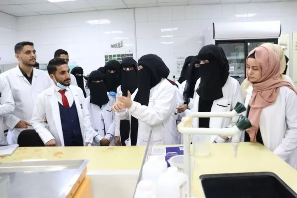 جامعة الحكمة تنظم زيارة علمية لطلاب المختبرات الطبية