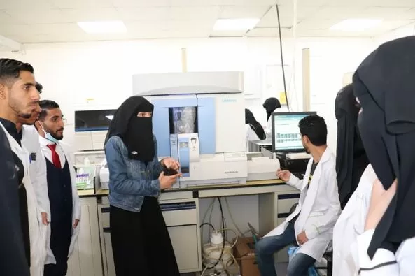 جامعة الحكمة تنظم زيارة علمية لطلاب المختبرات الطبية