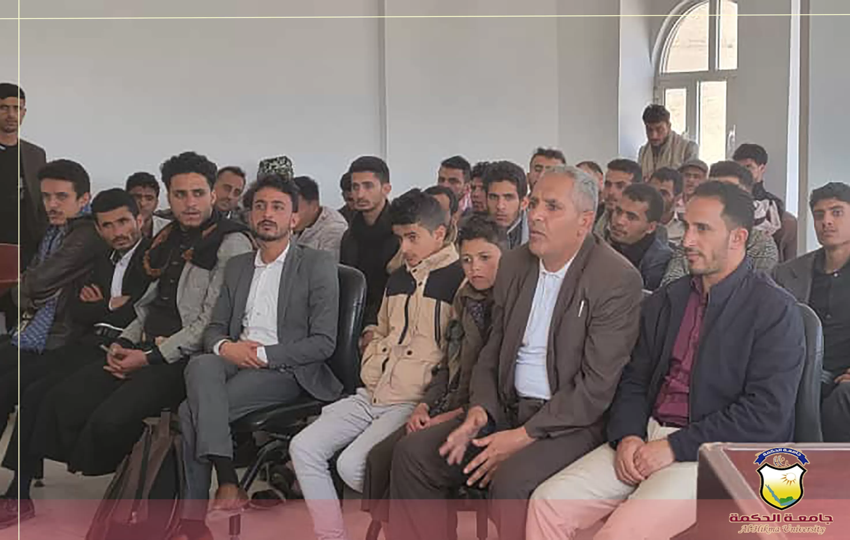طلاب قسم الشريعة والقانون المستوى الثالث والرابع بجامعة الحكمة - ذمار يزورون المحكمة الإدارية بصنعاء