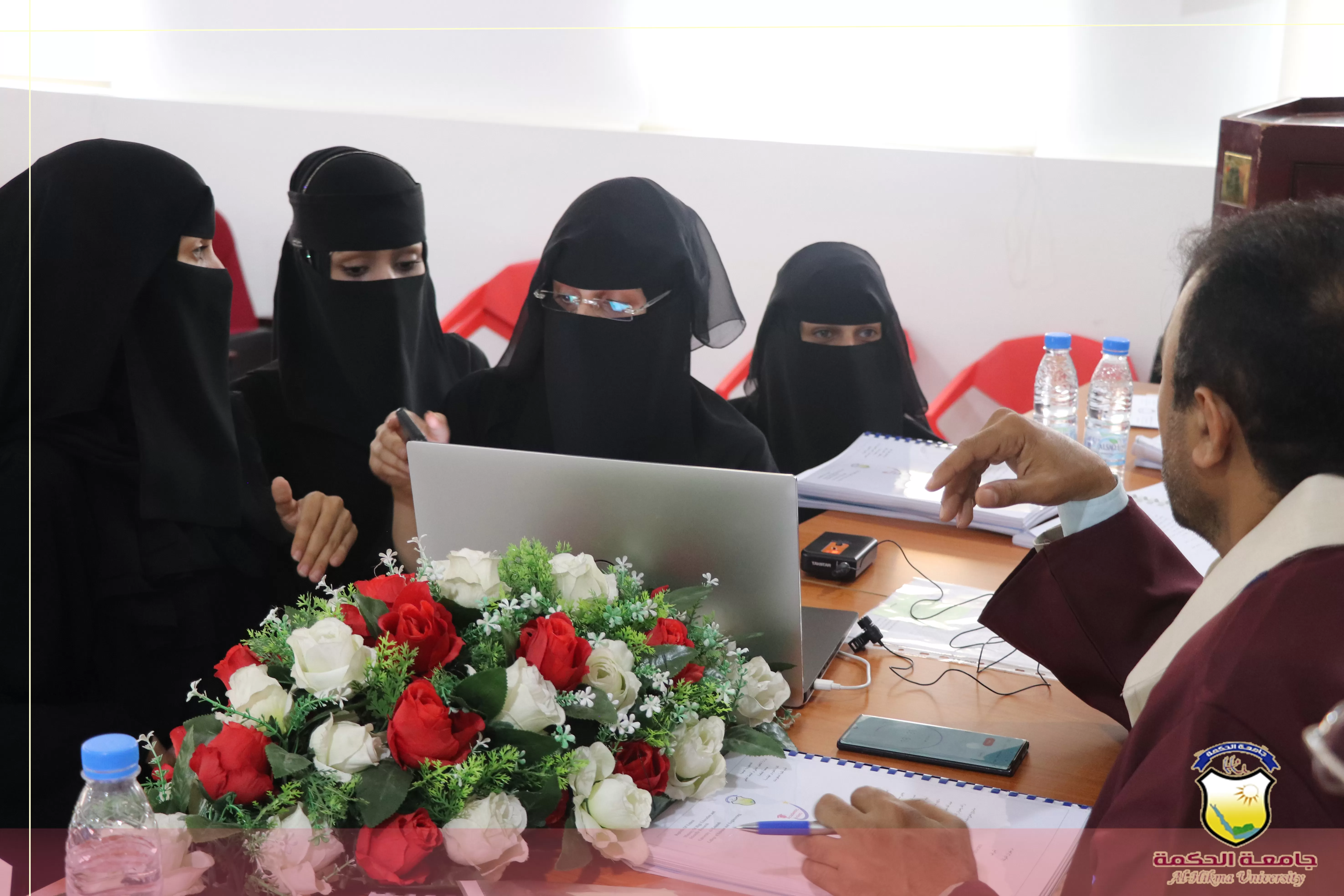 جامعة الحكمة تختتم المناقشات العلنية لمشاريع تخرج طلبة قسم تقنية المعلومات بكلية العلوم والهندسة