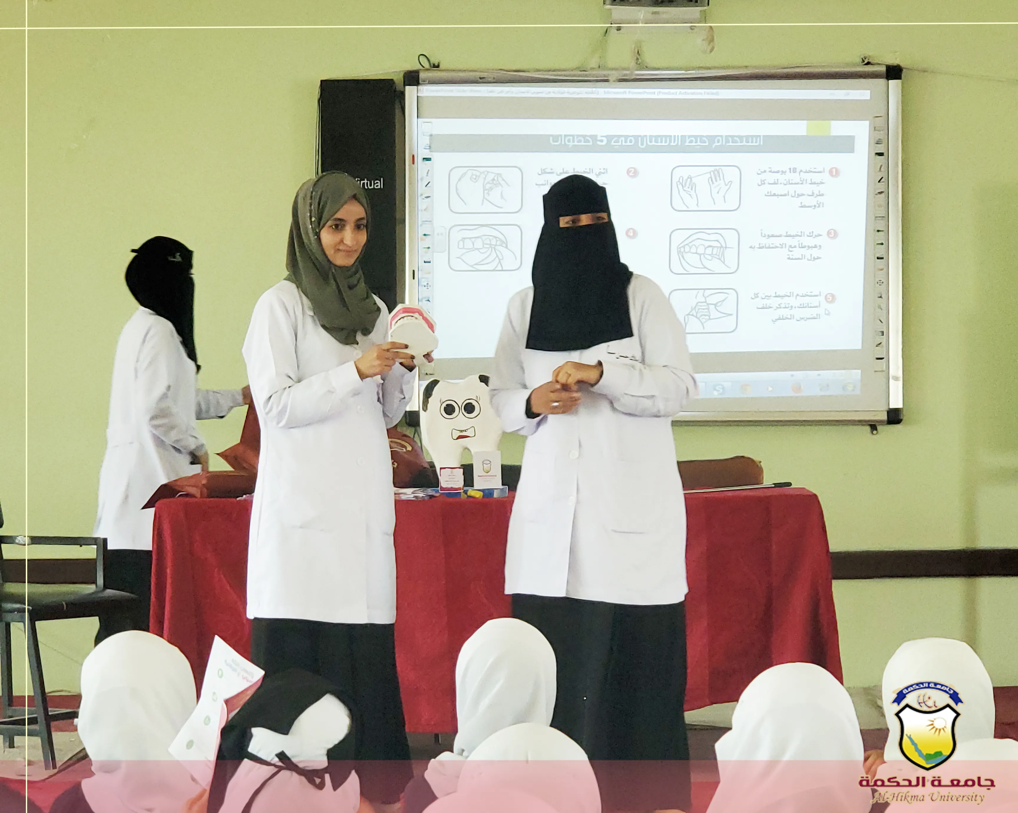 قسم طب وجراحة الفم والأسنان بجامعة الحكمة ينفذ حملة توعوية حول أهمية العناية بصحة الفم والأسنان بعدد من مدارس العاصمة