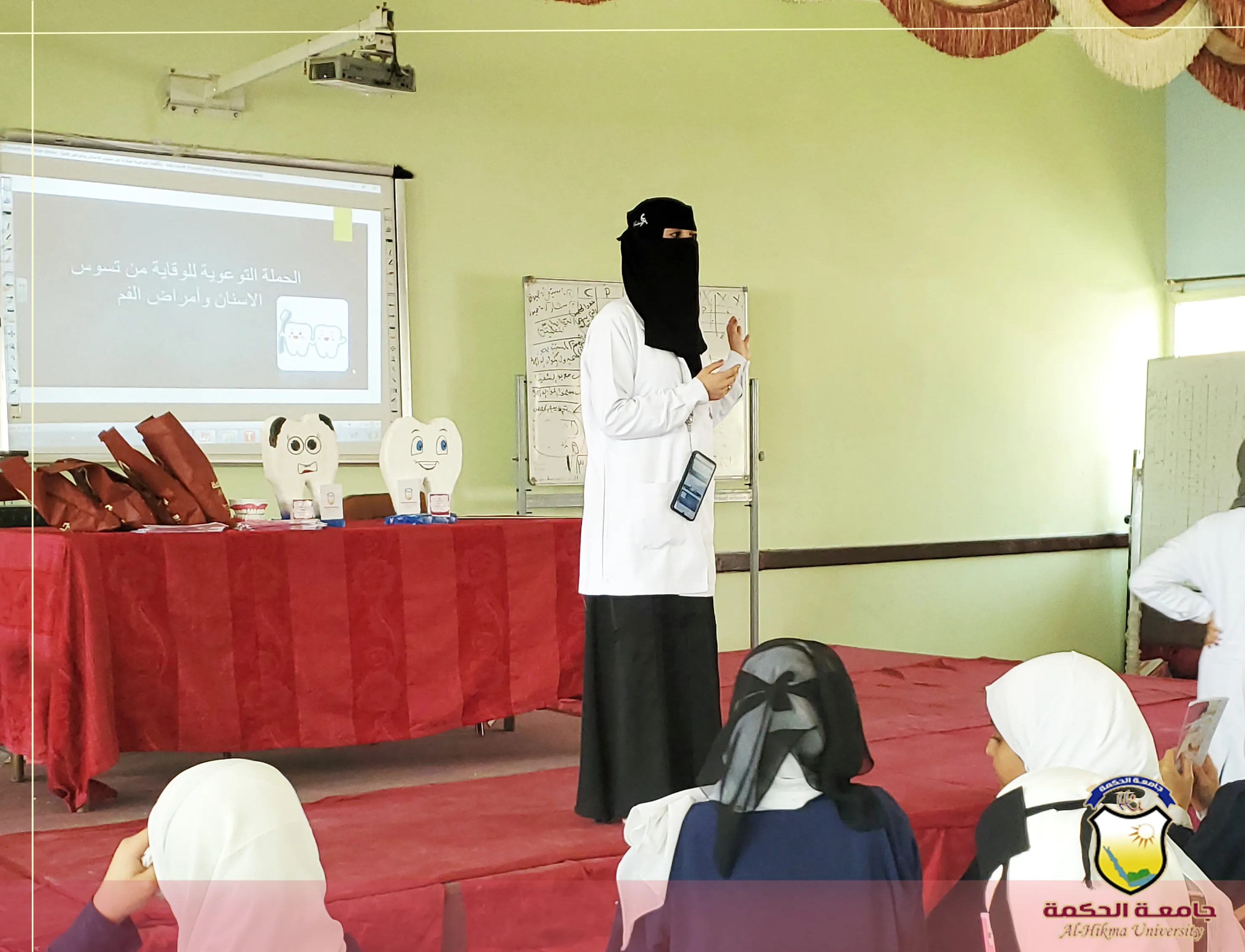 قسم طب وجراحة الفم والأسنان بجامعة الحكمة ينفذ حملة توعوية حول أهمية العناية بصحة الفم والأسنان بعدد من مدارس العاصمة