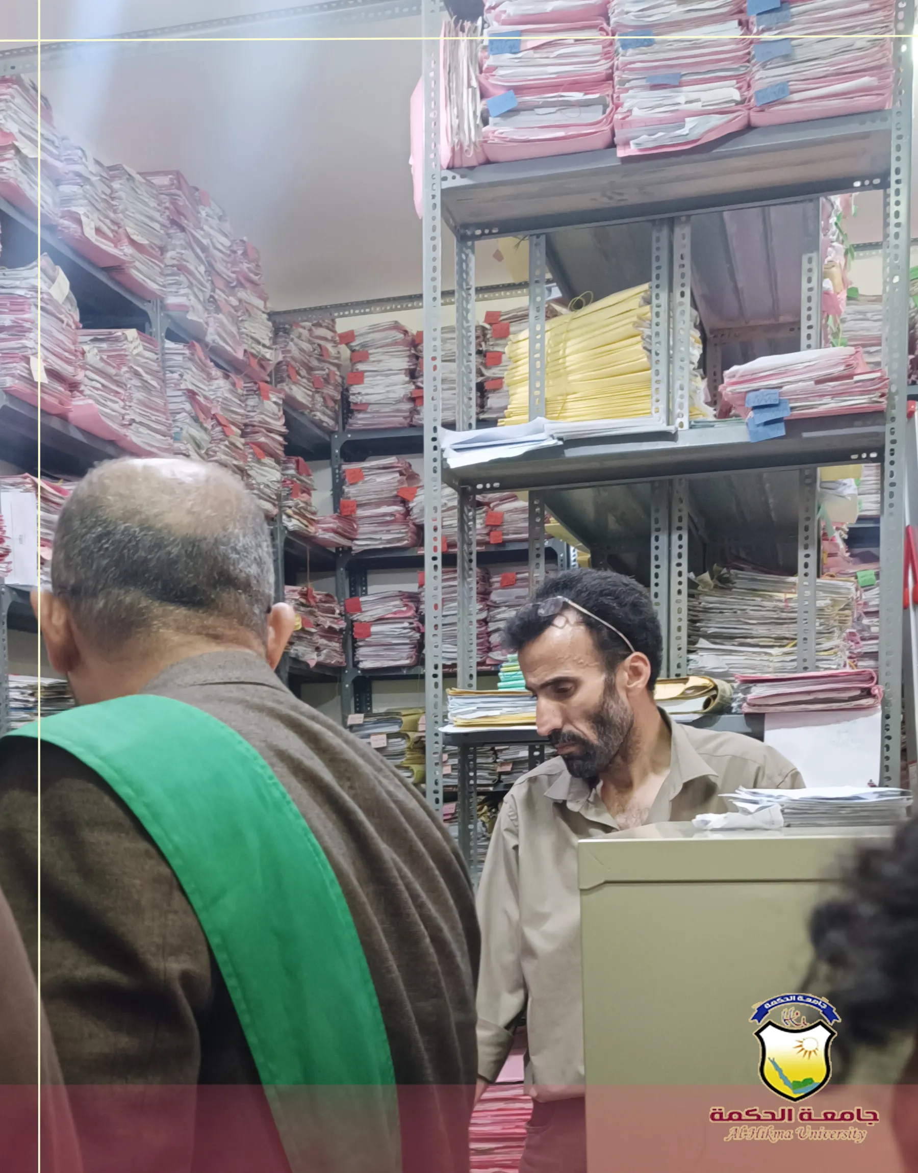 طلاب قسم الشريعة والقانون المستوى الثالث والرابع في زيارة ميدانية إلى المحكمة التجارية بصنعاء