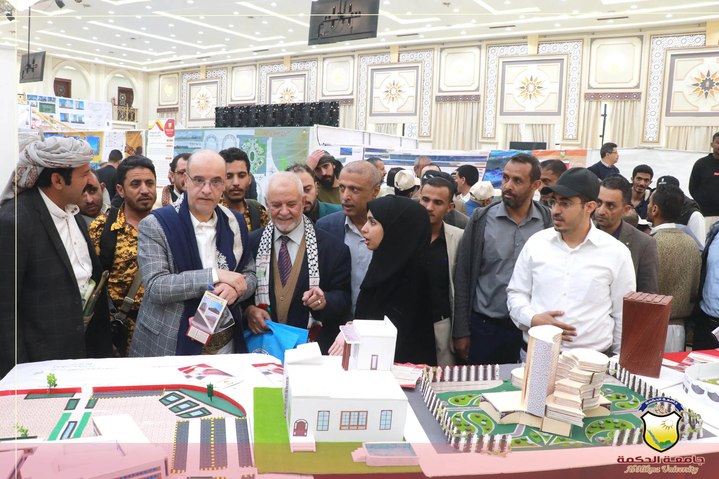 جامعة الحكمة تشارك في معرض صنعاء الأول للتمليك والتطوير العقاري بمشاريع هندسية معمارية ومدنية إبتكارية