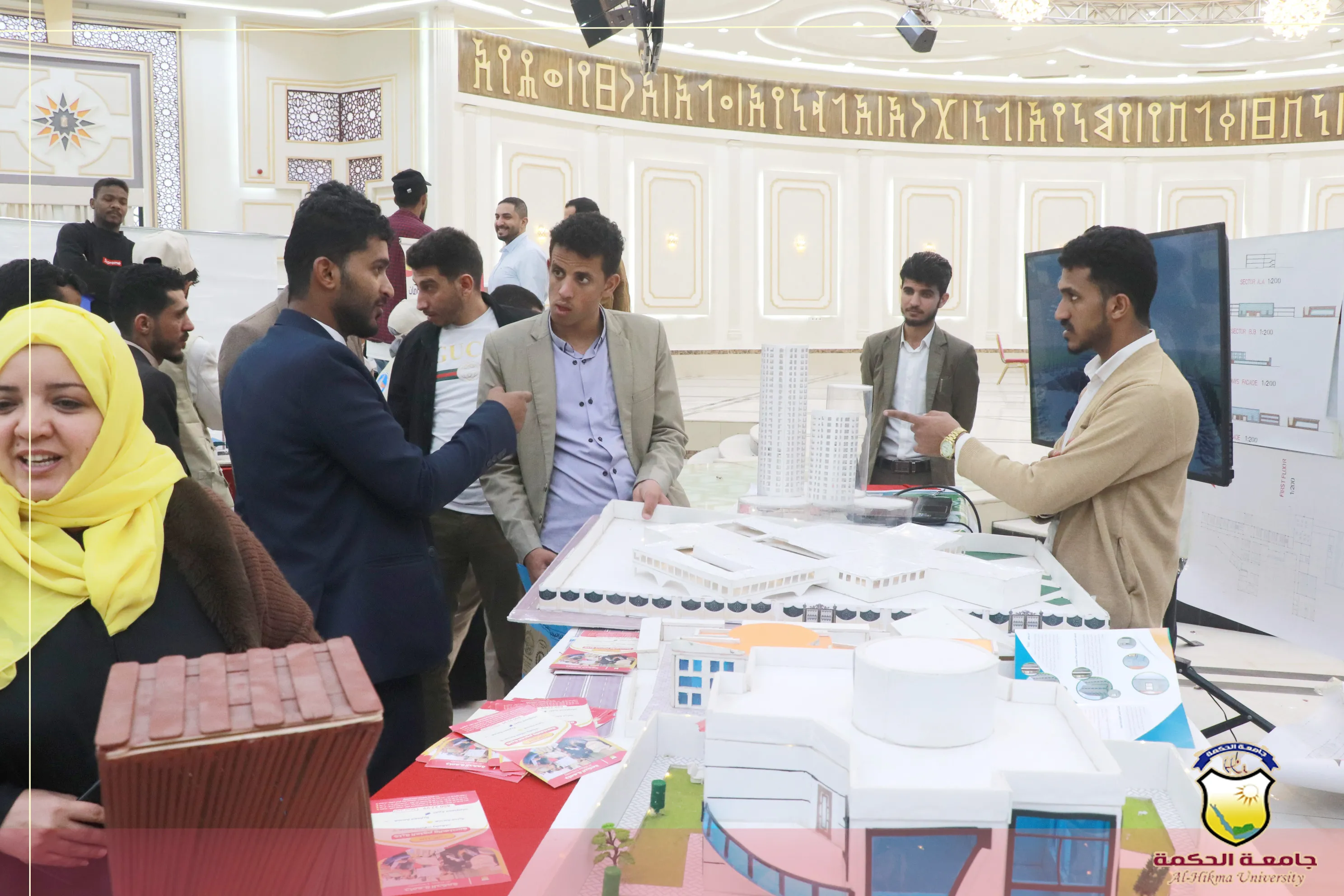 جامعة الحكمة تشارك في معرض صنعاء الأول للتمليك والتطوير العقاري بمشاريع هندسية معمارية ومدنية إبتكارية