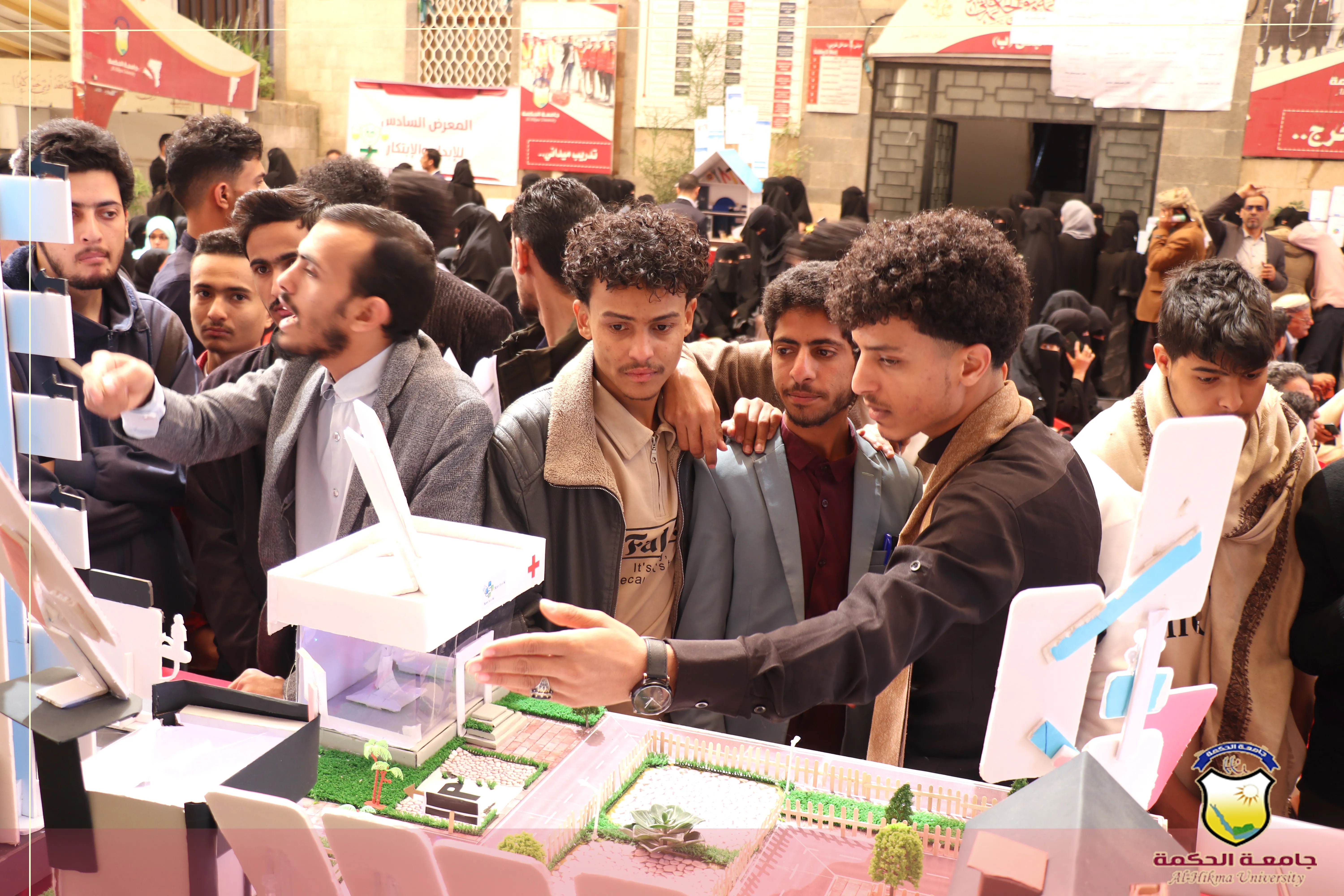 رئيس جامعة الحكمة يفتتح المعرض التقني السادس للإبداع والإبتكار بجامعة الحكمة ويعلن اسماء الفائزين بالمنح التنافسية للعام الجامعي 2025-2026م