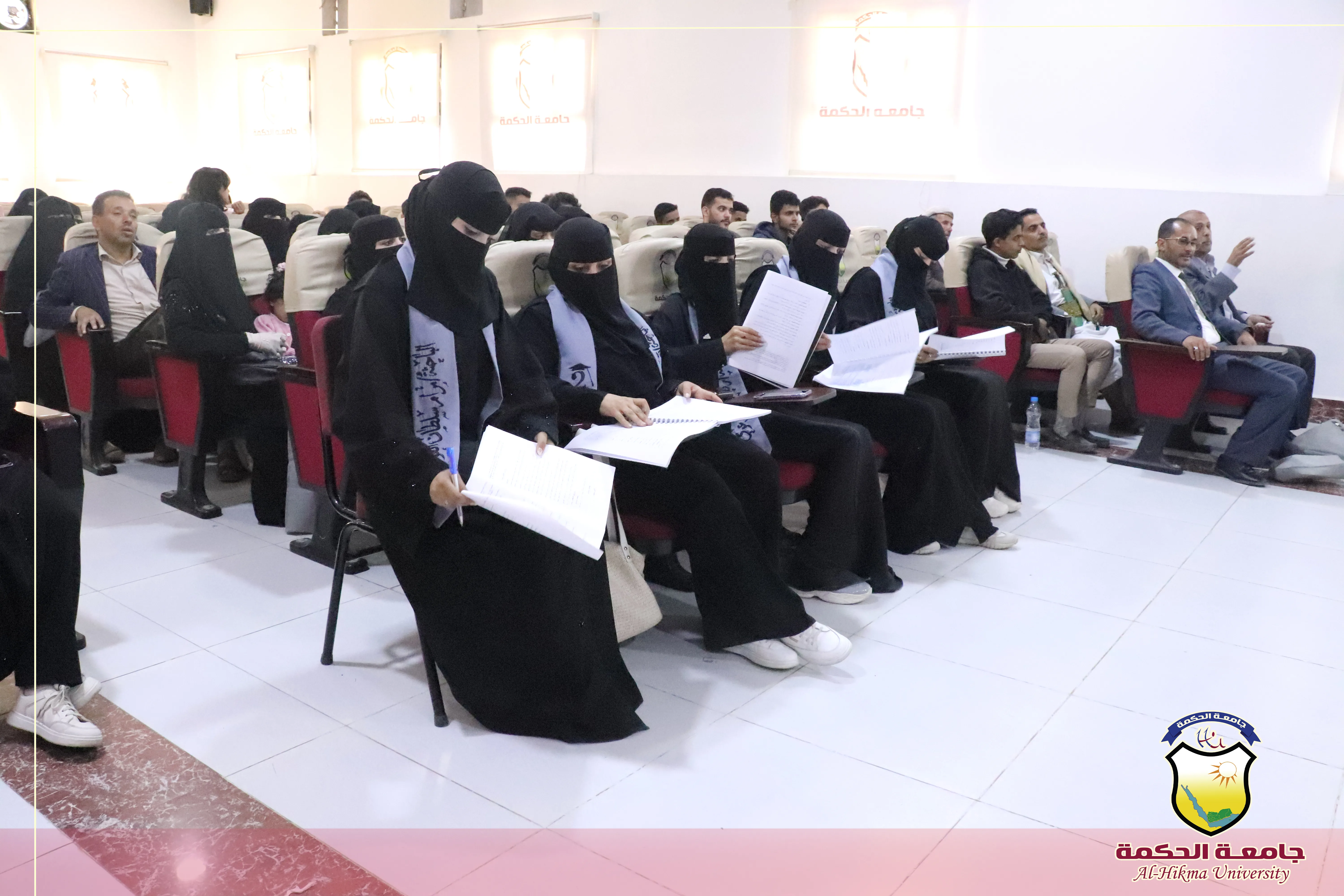 كلية العلوم الإدارية والإنسانية بجامعة الحكمة - صنعاء تواصل مناقشاتها العلنية بقسم المحاسبة