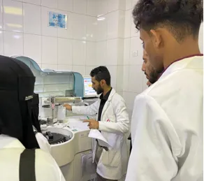 جامعة الحكمة تنظم زيارة علمية لطلاب المختبرات إلى مستشفى المودة للتعرف على الأجهزة الطبية الحديثة