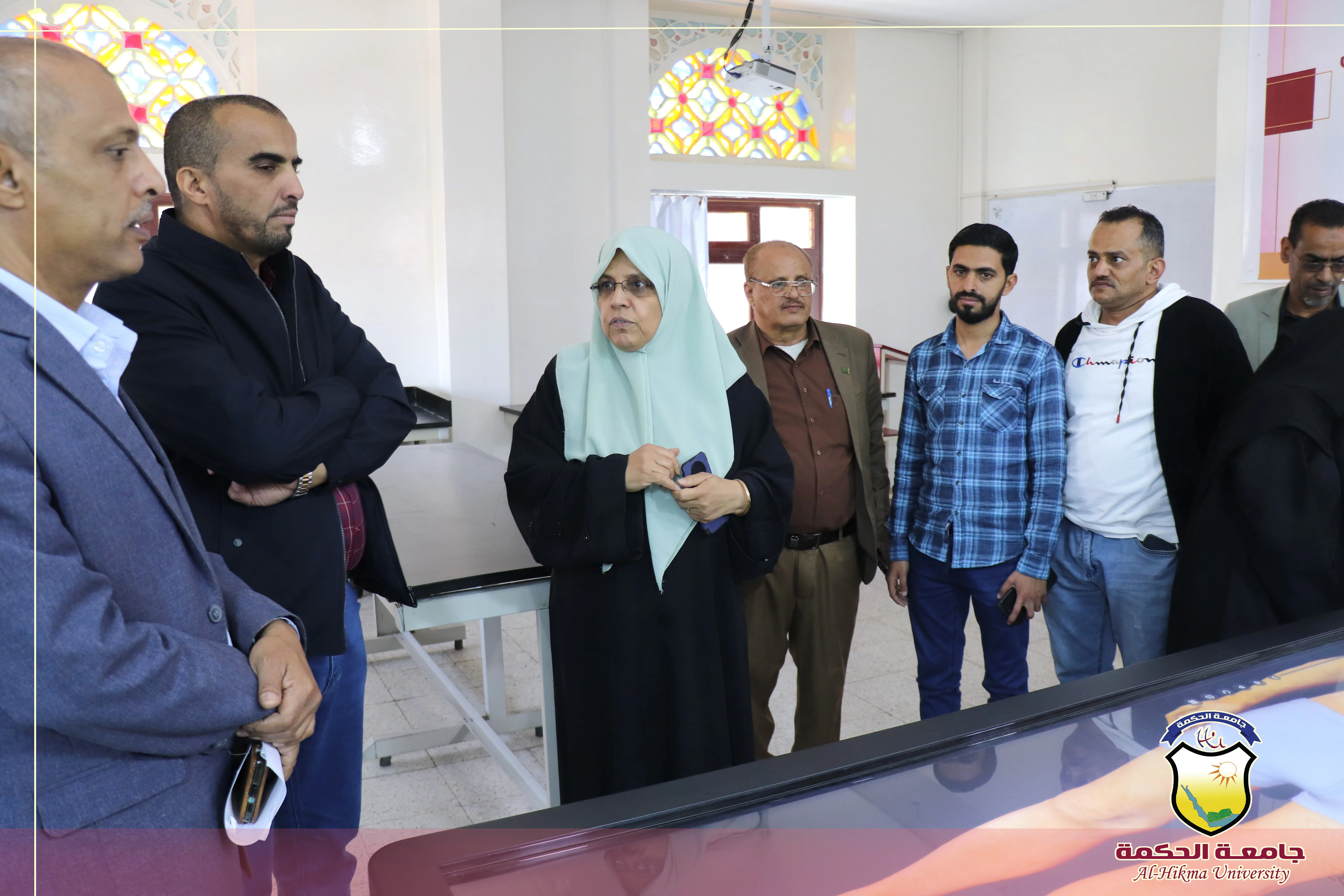 جامعة الحكمة تستقبل الكادر الزائر من مجموعة هائل سعيد أنعم وشركاه لتعزيز الشراكة والاطلاع على العملية التعليمية