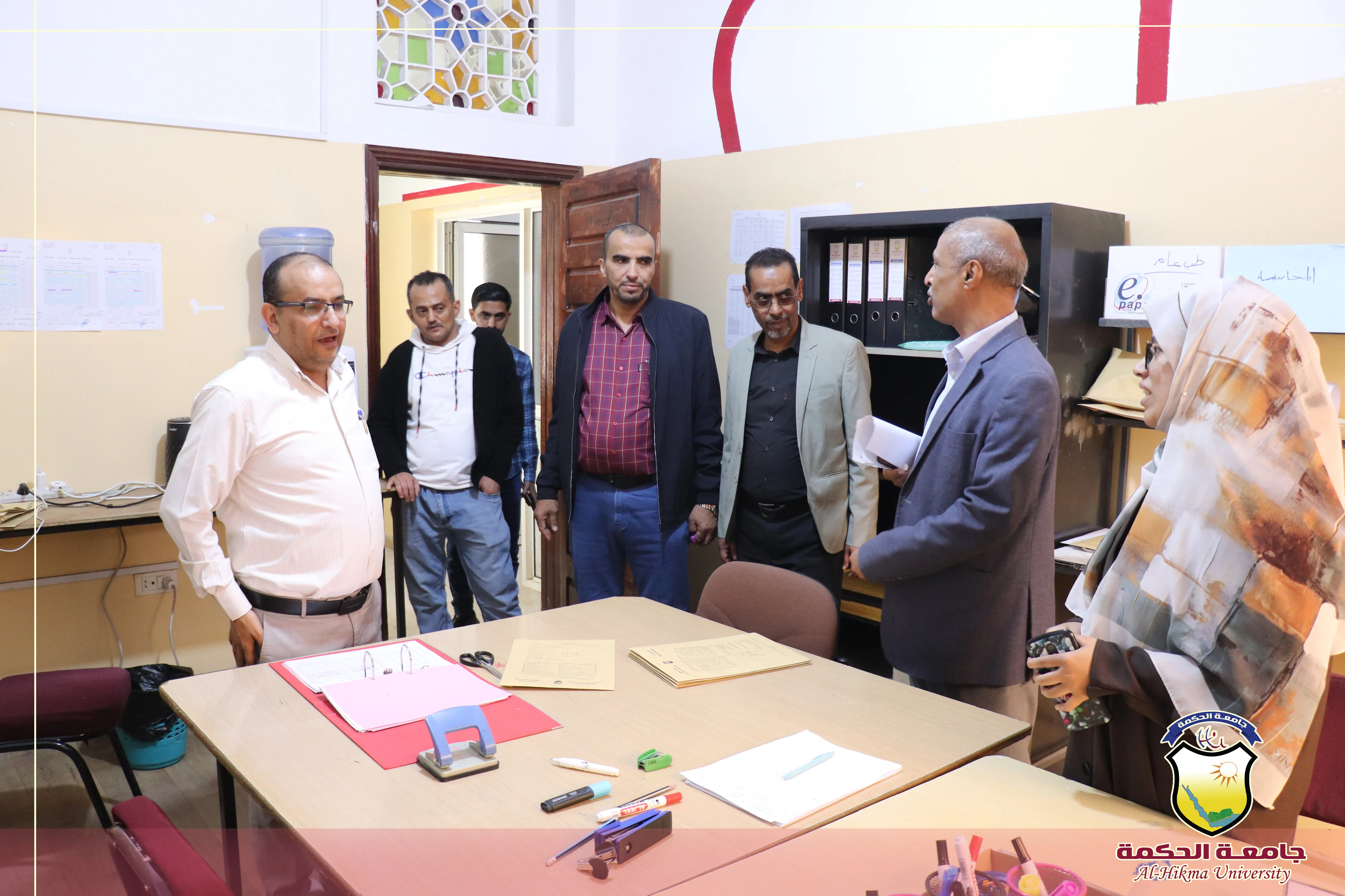 جامعة الحكمة تستقبل الكادر الزائر من مجموعة هائل سعيد أنعم وشركاه لتعزيز الشراكة والاطلاع على العملية التعليمية