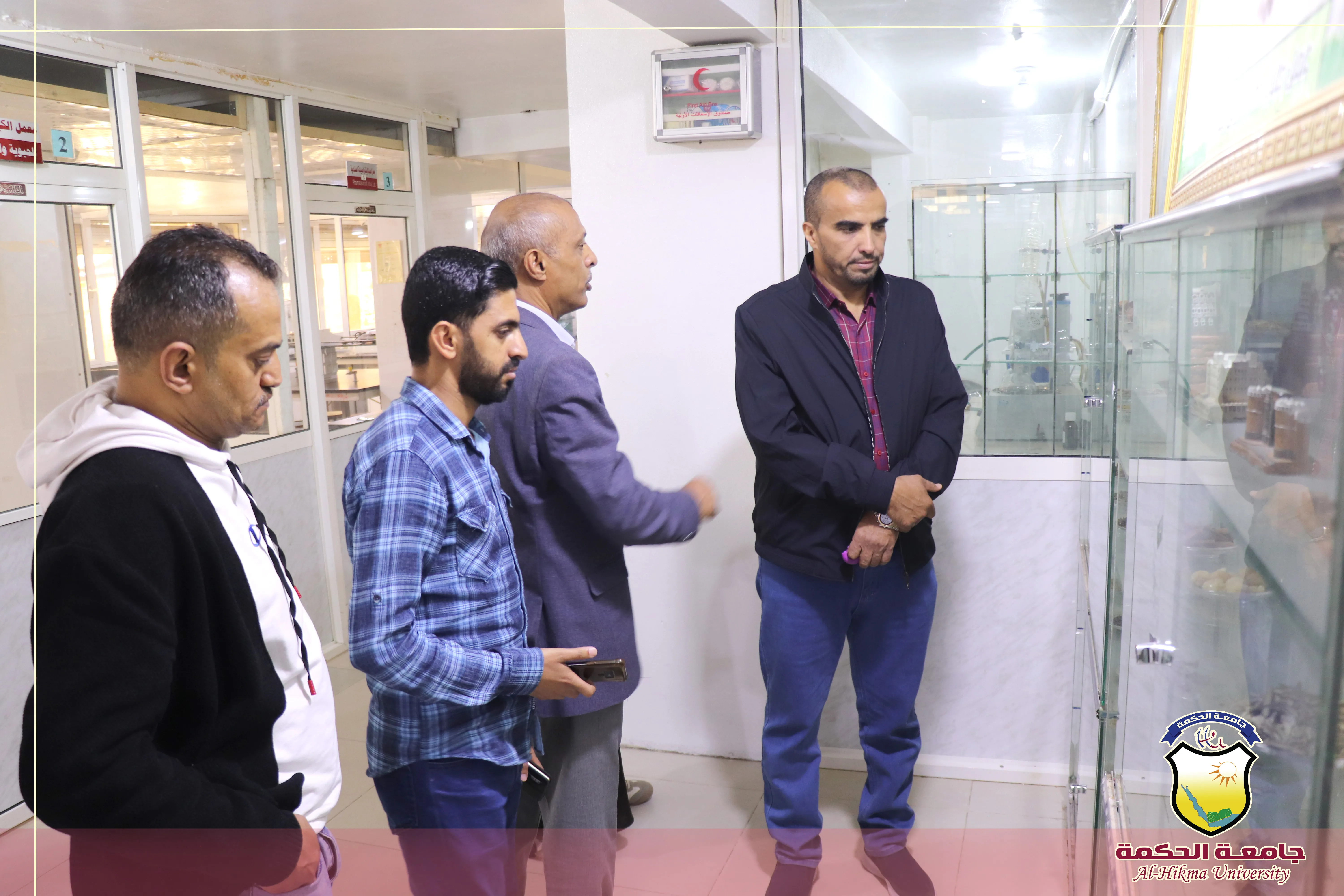 جامعة الحكمة تستقبل الكادر الزائر من مجموعة هائل سعيد أنعم وشركاه لتعزيز الشراكة والاطلاع على العملية التعليمية