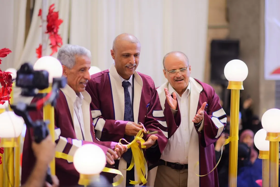 جامعة الحكمة بصنعاء تدشن مشروع احتفالات التخرج لجميع كلياتها بحفل خطابي لخريجي كلية العلوم الإدارية و الإنسانية