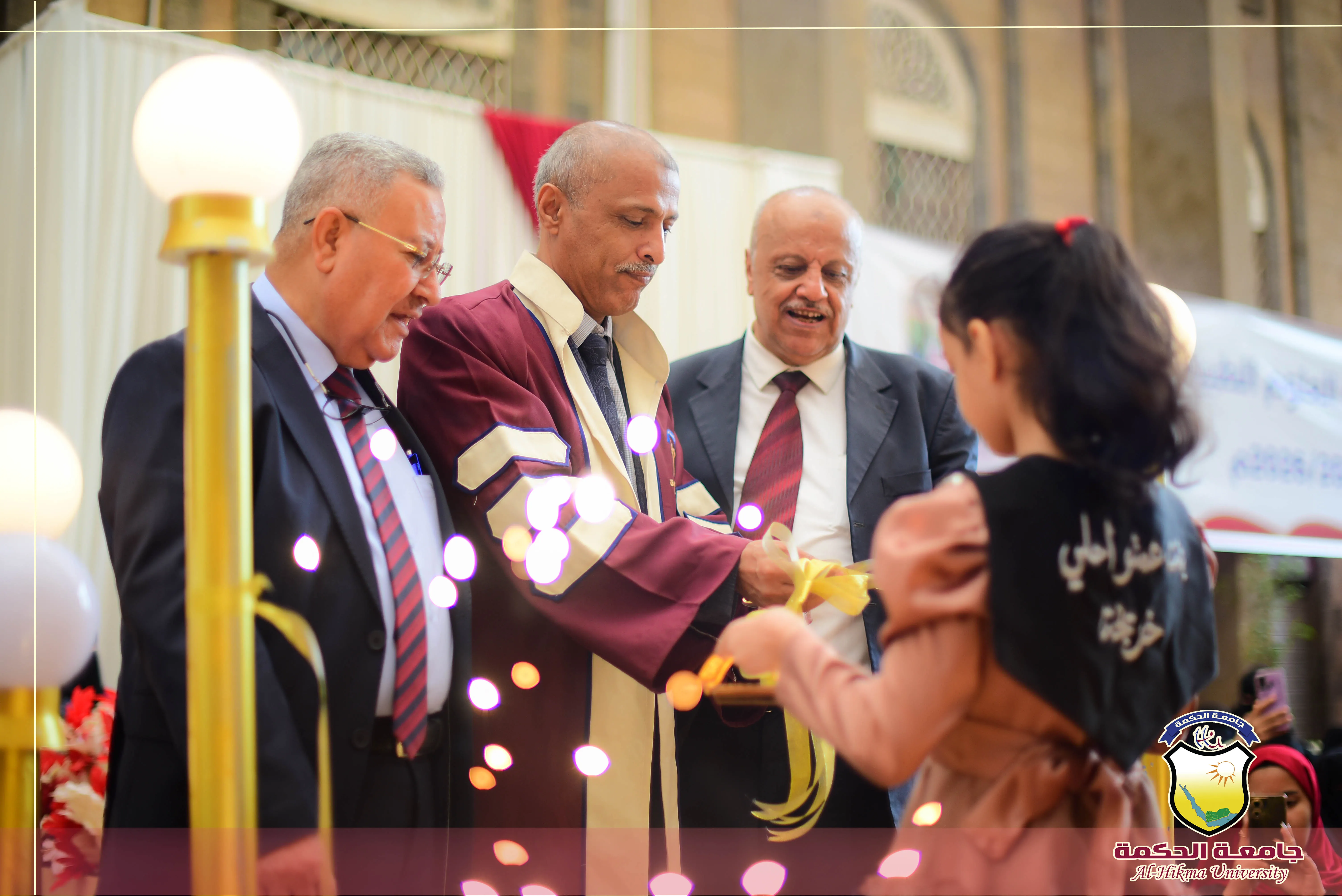 جامعة الحكمة تحتفي بتخريج 53 طالباً وطالبة من كلية العلوم الطبية