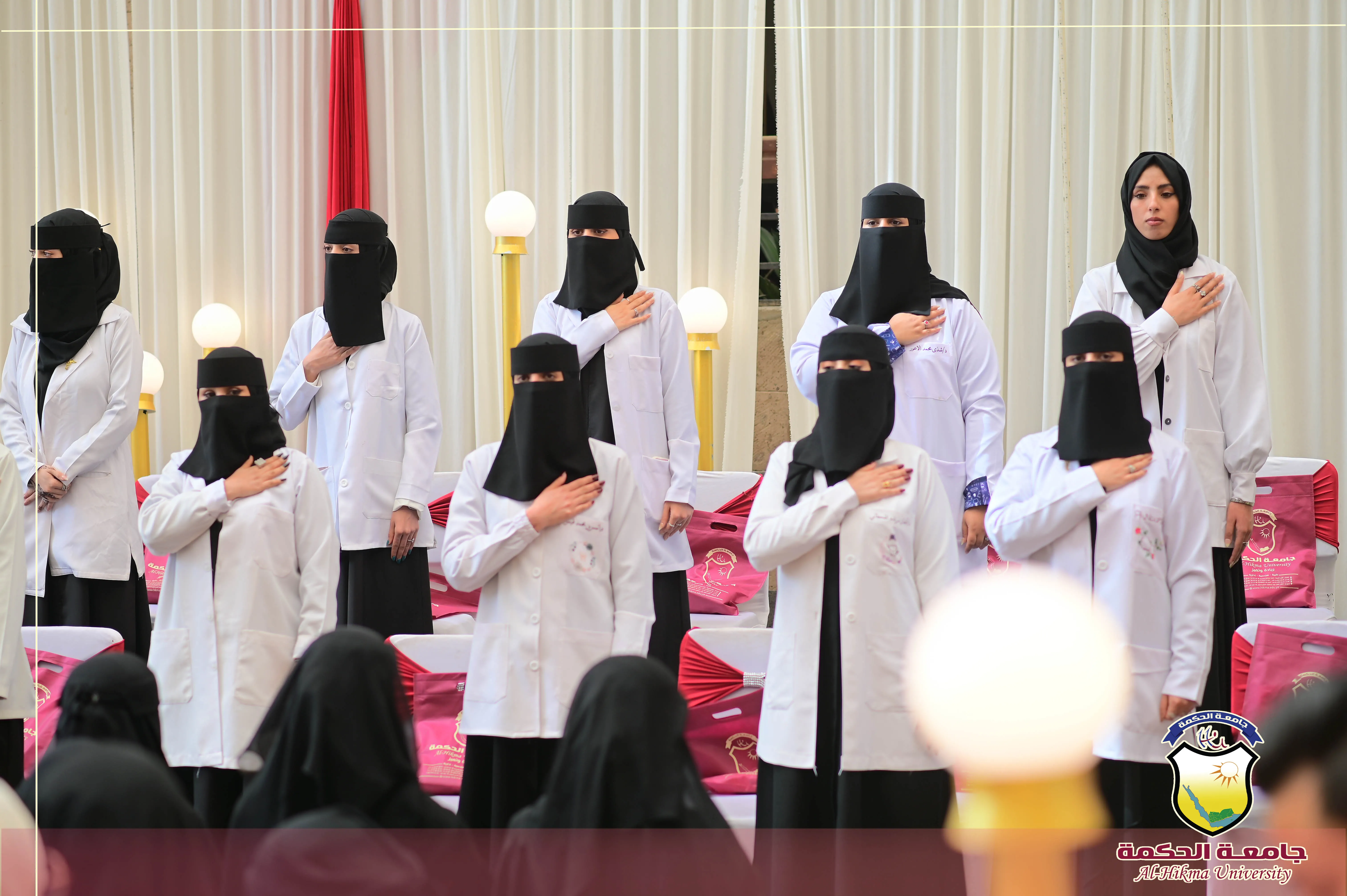 جامعة الحكمة تحتفي بتخريج 53 طالباً وطالبة من كلية العلوم الطبية